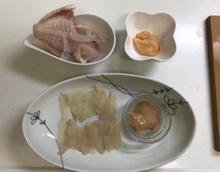 三崎港での投げカワハギ釣りで釣れたカワハギを捌いて刺身とアラと卵にわけた