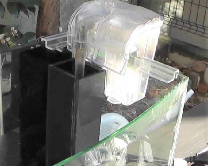 底面ろ過フィルターの取水部分には外掛け式フィルターを設置し水を汲みあげます