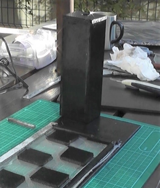 底面ろ過フィルターの床下スペースの天面に穴を開けて取水搭を取り付けます