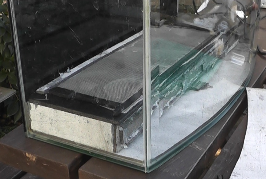 底面ろ過フィルター床下スペースの天面はメンテナンス性を考慮して接着しません