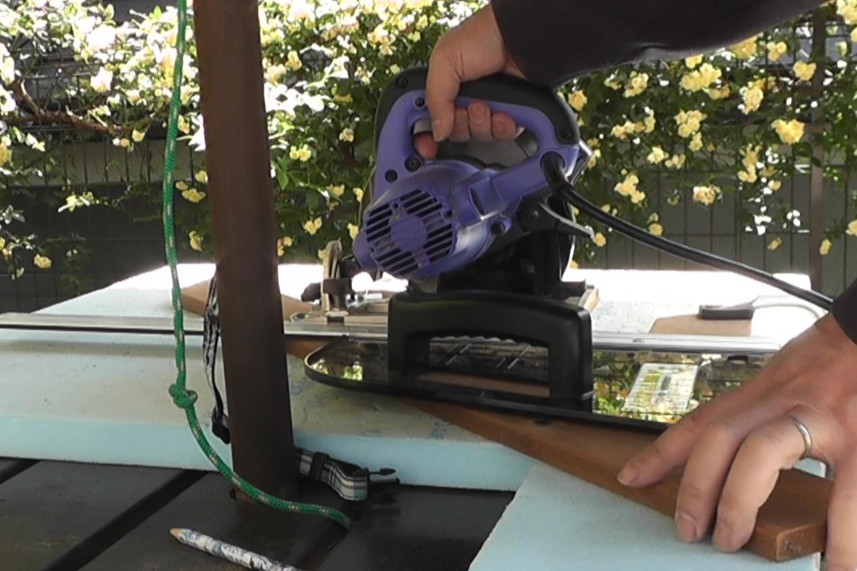 タナゴ繁殖用のサテライト水槽に設置する蓋の材料であるサーモウッドを電動丸ノコで正確にカットする