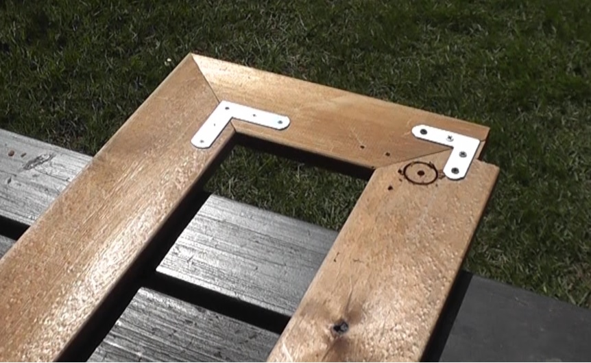 端面を45度に切った木材をL字金具で固定して木枠化し、細かい部分を加工して仕上げる。