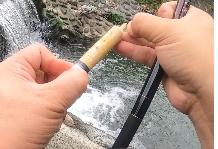 タナゴの特餌である黄ねり(黄身練り)は注射器型の容器に入れて少しずつ出して使用する