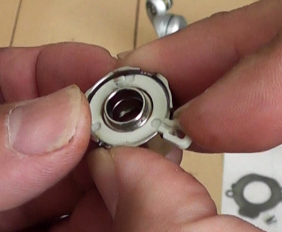 DAIWA（ダイワ）製'09 レガリスではリング部品内側のロールが動くことで軸を抑えて逆回転を防止する