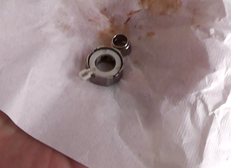 DAIWA（ダイワ）製'09 レガリスの逆回転を防止する部品を脱脂効果のあるパーツクリーナーで洗浄する