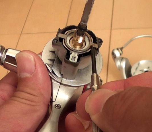 DAIWA（ダイワ）製'09 レガリスの逆回転を防止する機構はリング状の金属で回り止めされている