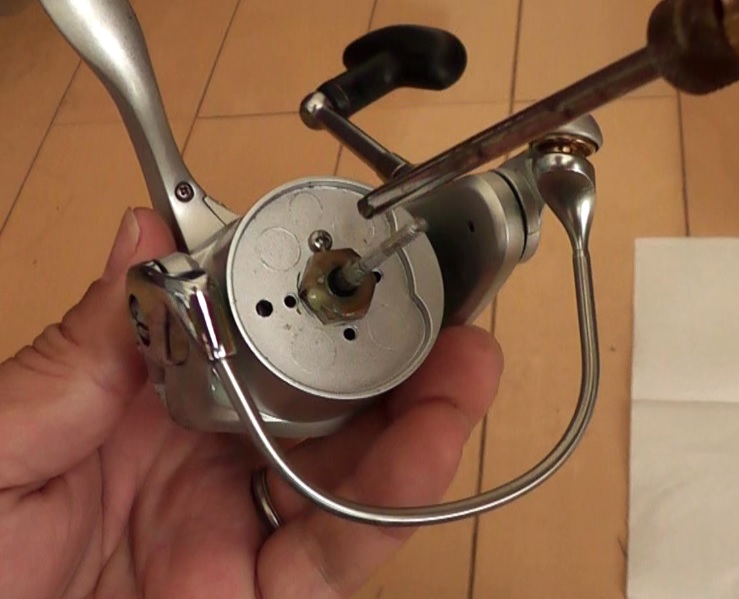 DAIWA（ダイワ）製'09 レガリスのスプール台座を固定するナットを外す際には緩み防止用のネジを外す