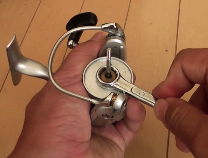 DAIWA（ダイワ）製'09 レガリスのスプール台座を固定するナットを緩めるにはスパナよりもメガネの使用がベター