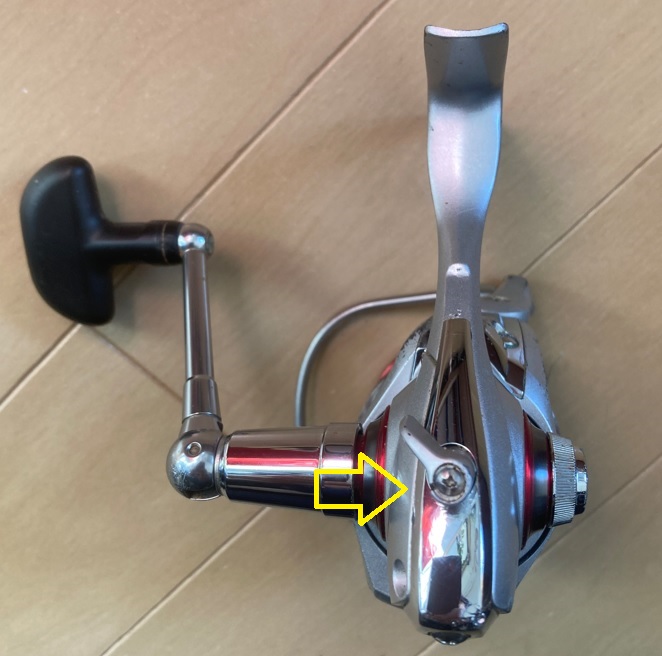 DAIWA（ダイワ）製'09 レガリスの背面側には逆回転可否を切り替えるレバーがある