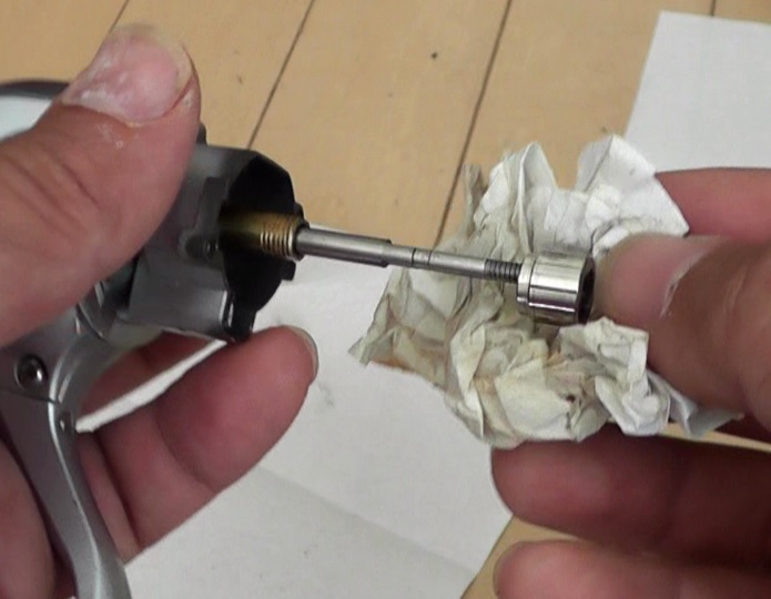 DAIWA（ダイワ）製'09 レガリスの逆回転修理が完了し元通りに組み立てる