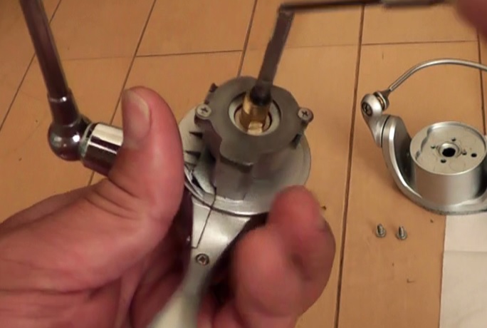 DAIWA（ダイワ）製'09 レガリスの逆回転を防止する機構が入った筐体には金属板で蓋がしてある