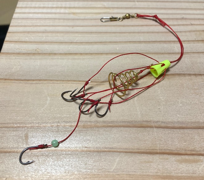 鯉釣りで使用する吸い込み仕掛けは食わせ針付きのものがよい