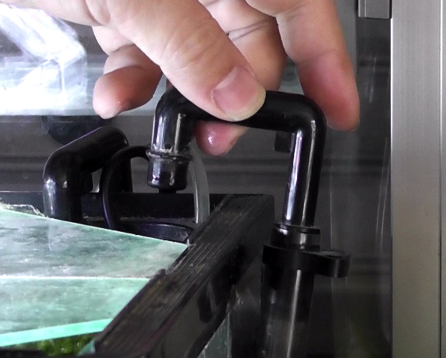 水槽の外部フィルターテトラパワーフィルターVAX60をメンテナンスするために循環ホースの接続を外す