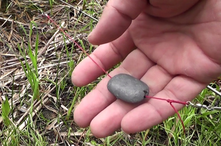 鯉の吸い込み釣りでは吸い込み仕掛けの上に誘導式おもりをつける