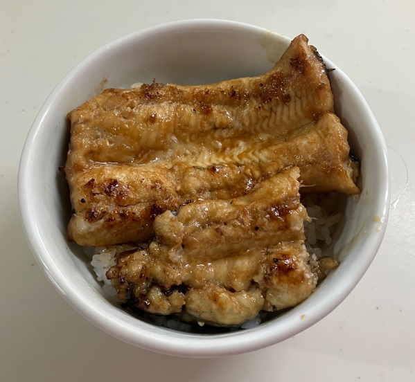 釣りあげた60cmのうなぎを炭火で焼いて作ったうなぎの蒲焼き