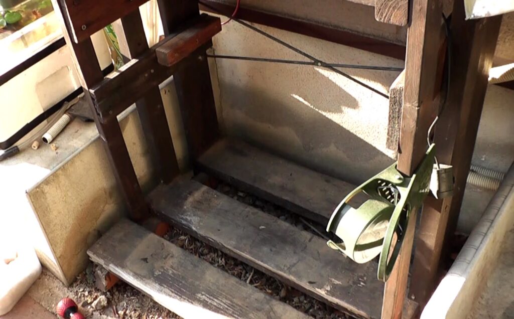 自作したタナゴビオトープ用の棚は左右に障害物がありスペースが限られている