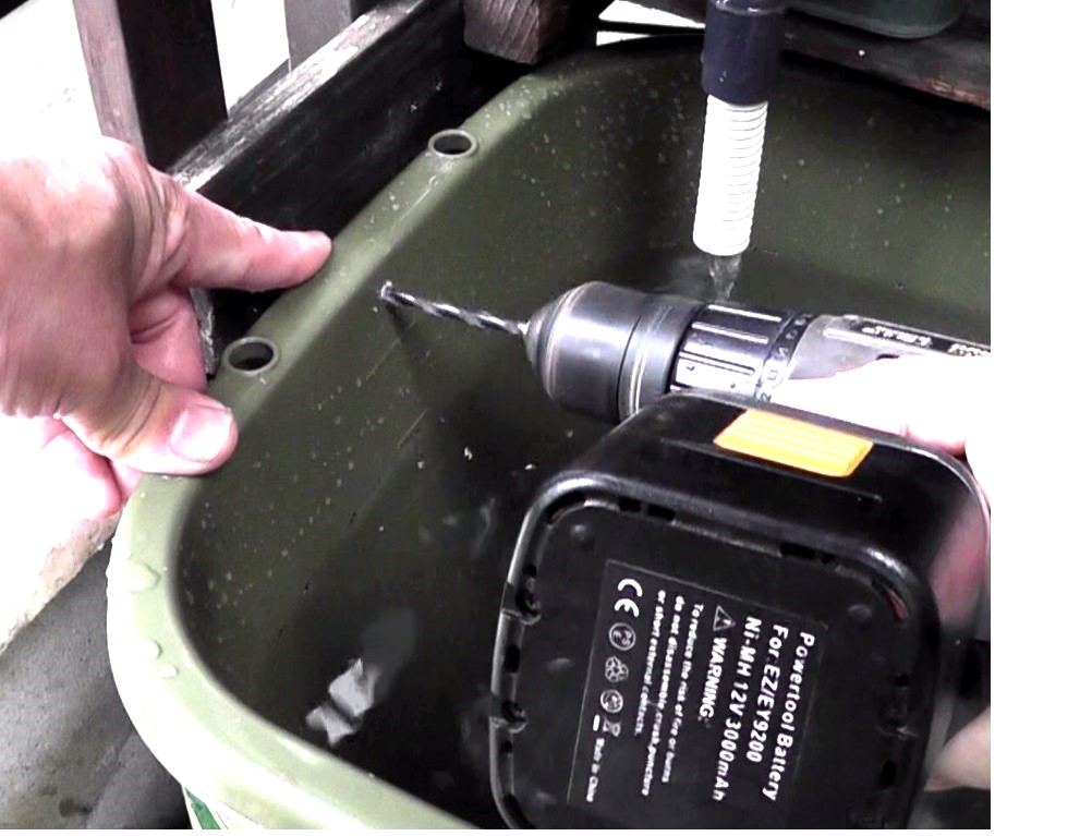 新設したビオトープにオーバーフロー用の穴を開ける