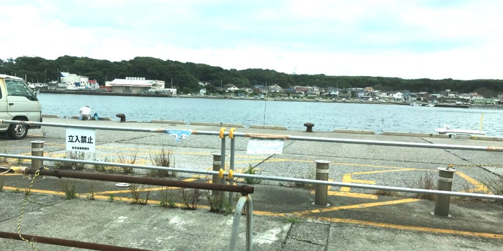 三崎港の花暮岸壁はバリケード外に駐車可で釣りは可能