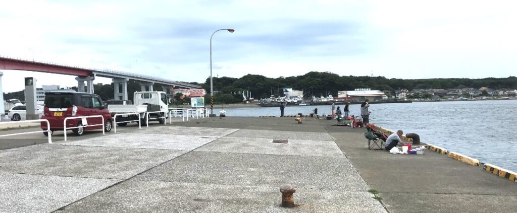 三崎港の製氷所前は車横付け不可だがフェンス外に駐車して釣りは可能