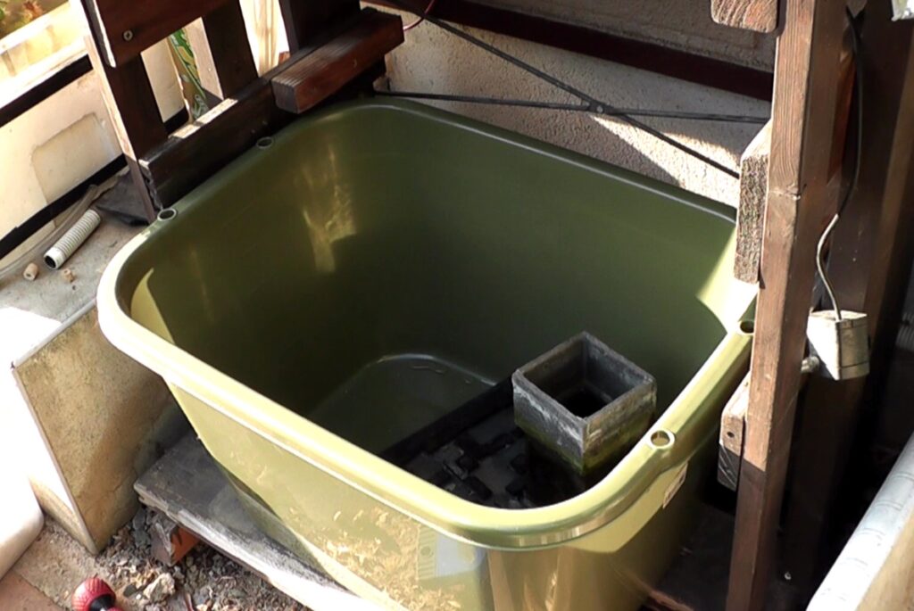 ビオトープ用の棚にピッタリ収まるように購入した角型タライ