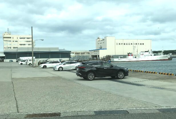 三崎港の超低温冷凍庫前は車横付けでも釣りが可能